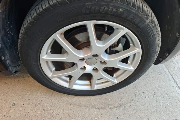 Used Dodge Journey 2013 2.4L Two-Wheel Drive Luxury Version Right Front Wheel Hub