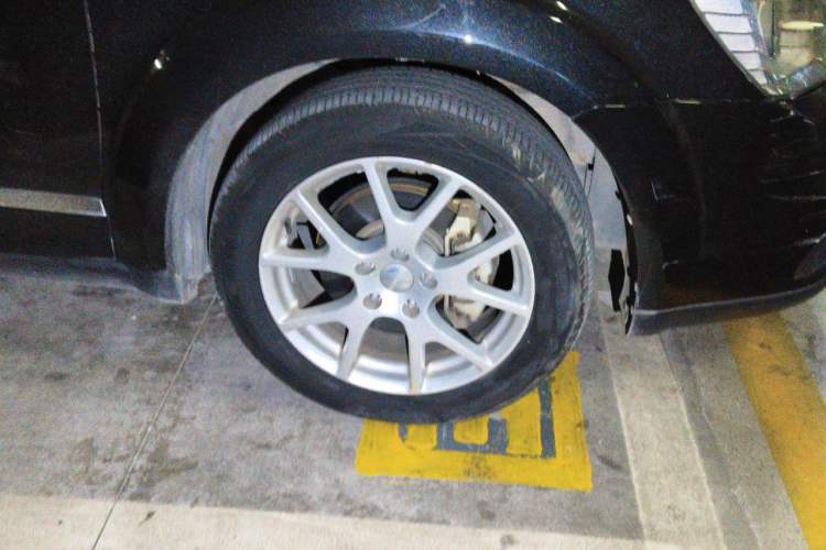 Used Dodge Journey 2013 2.4L Two-Wheel Drive Luxury Version Right Front Wheel Hub