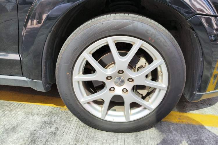 Used Dodge Journey 2013 2.4L Two-Wheel Drive Luxury Version Right Front Wheel Hub