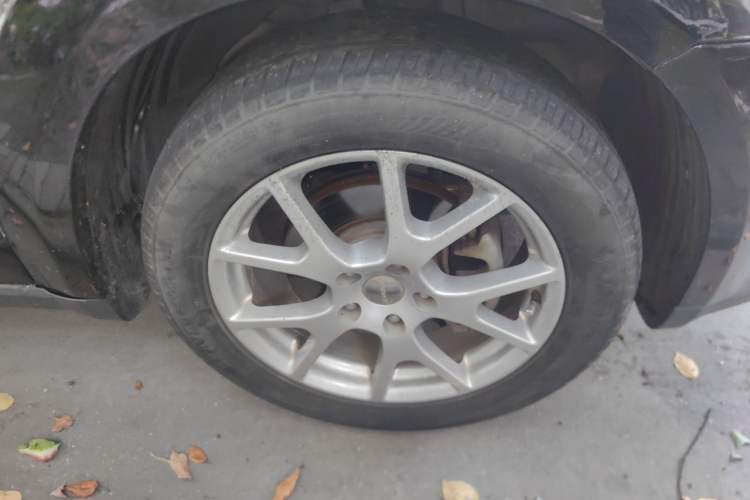 Used Dodge Journey 2013 2.4L Two-Wheel Drive Luxury Version Right Front Wheel Hub