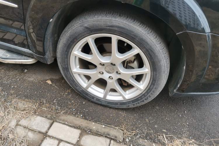 Used Dodge Journey 2013 2.4L Two-Wheel Drive Luxury Version Right Front Wheel Hub