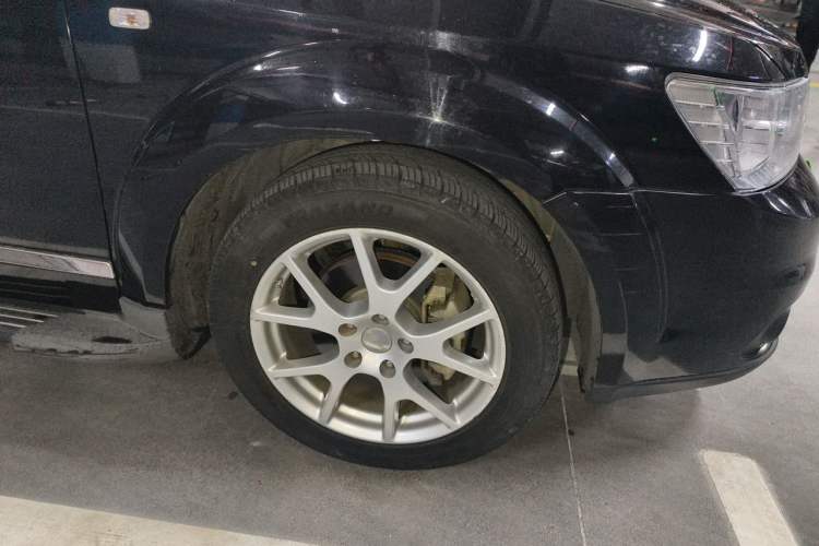 Used Dodge Journey 2013 2.4L Two-Wheel Drive Luxury Version Right Front Wheel Hub
