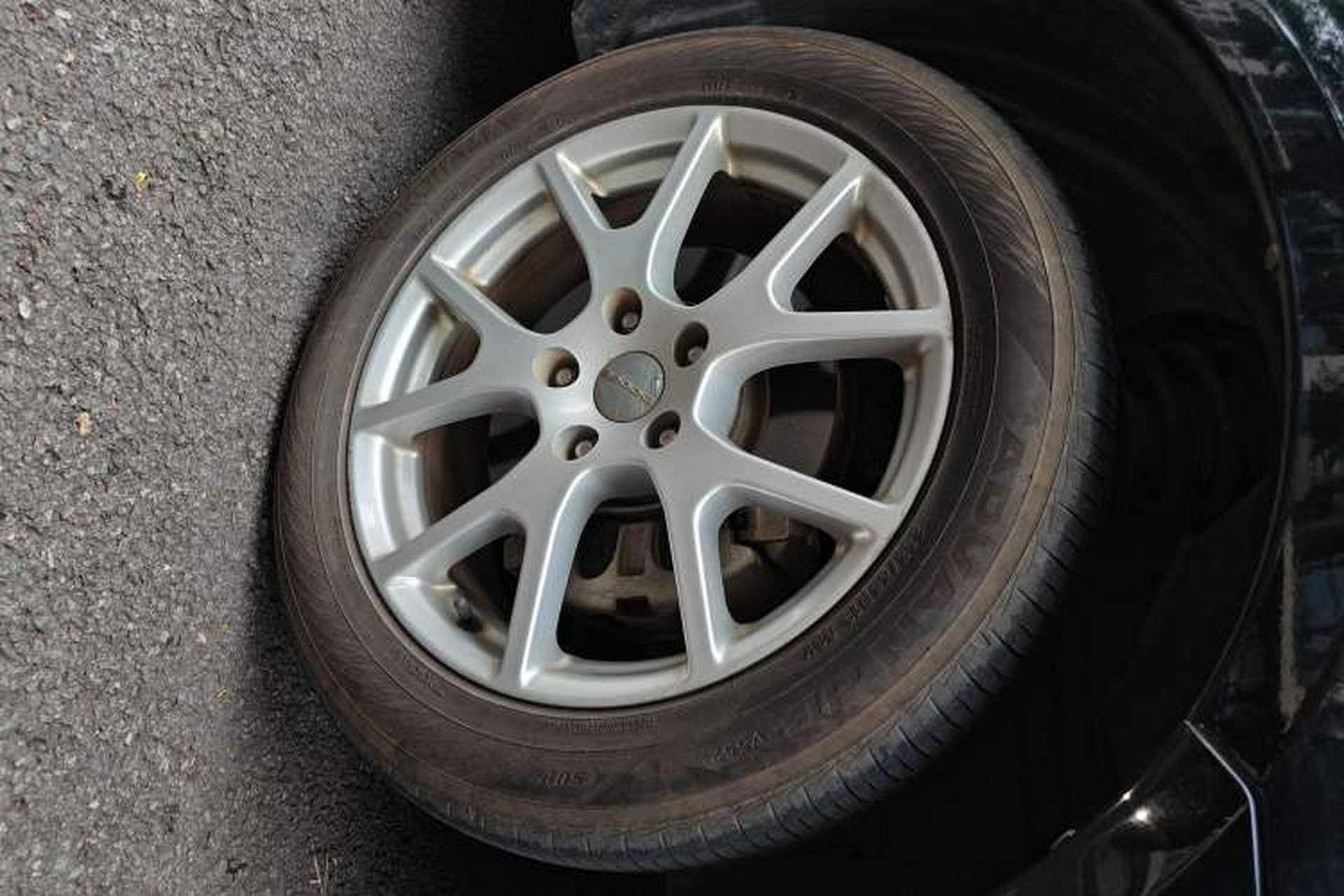 Used Dodge Journey 2013 2.4L Two-Wheel Drive Luxury Version Right Front Wheel Hub