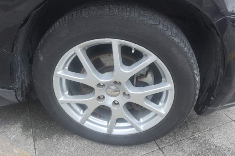 Used Dodge Journey 2013 2.4L Two-Wheel Drive Luxury Version Right Front Wheel Hub