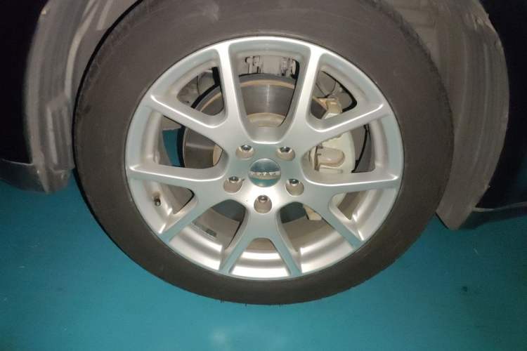 Used Dodge Journey 2013 2.4L Two-Wheel Drive Luxury Version Right Front Wheel Hub