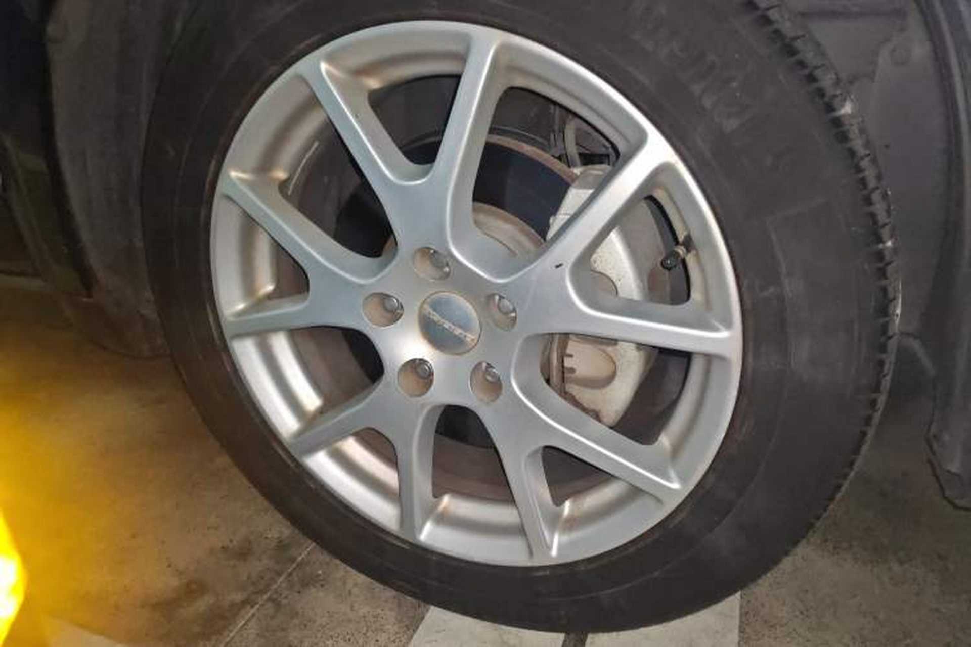 Used Dodge Journey 2013 2.4L Two-Wheel Drive Luxury Version Right Front Wheel Hub