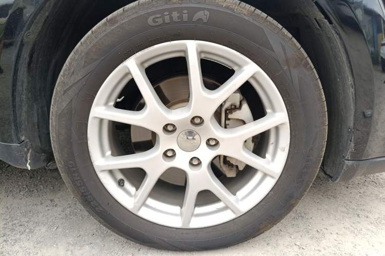 Used Dodge Journey 2013 2.4L Two-Wheel-Drive Smart Edition Right Front Wheel Hub