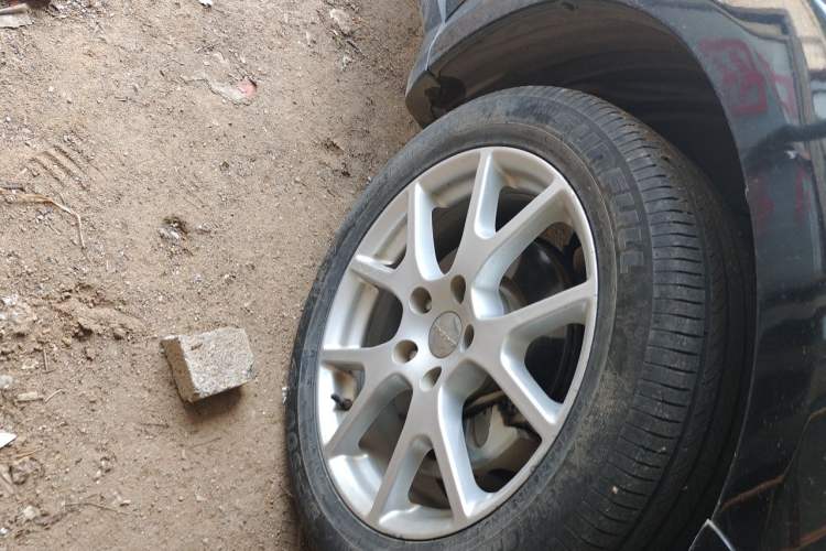Used Dodge Journey 2013 2.4L Two-Wheel Drive Luxury Version Right Front Wheel Hub