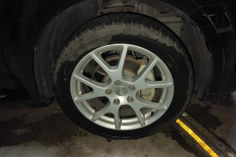 Used Dodge Journey 2013 2.4L Two-Wheel Drive Luxury Version Right Front Wheel Hub