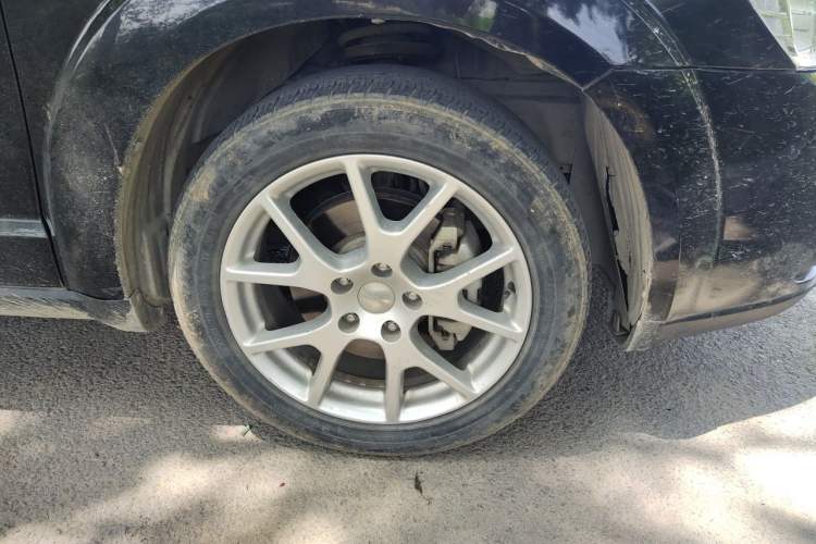 Used Dodge Journey 2013 2.4L Two-Wheel Drive Luxury Version Right Front Wheel Hub