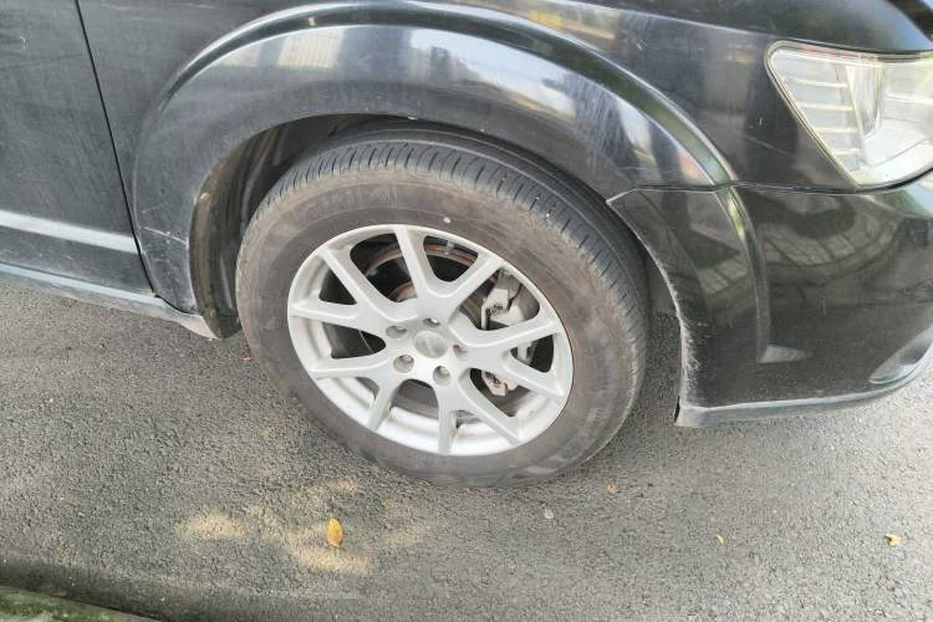 Used Dodge Journey 2013 2.4L Two-Wheel Drive Luxury Version Right Front Wheel Hub