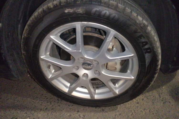 Used Dodge Journey 2013 2.4L Two-Wheel Drive Luxury Version Right Front Wheel Hub