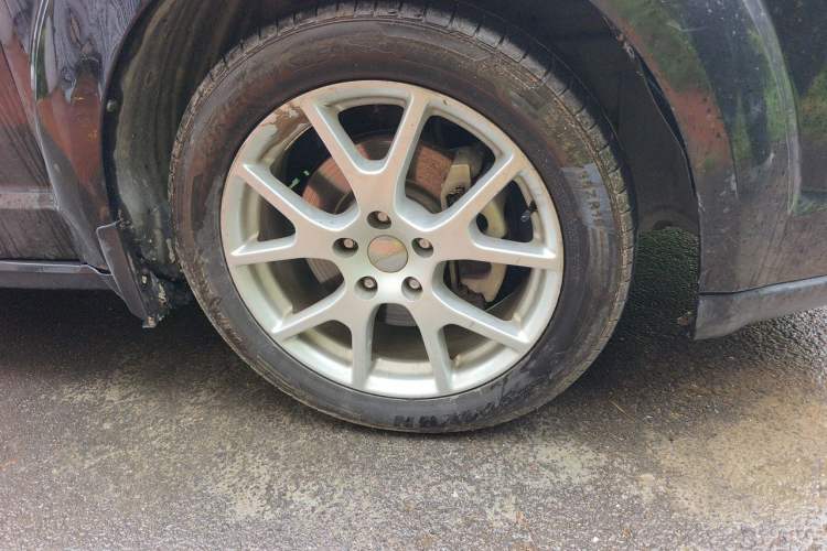 Used Dodge Journey 2013 2.4L Two-Wheel Drive Luxury Version Right Front Wheel Hub