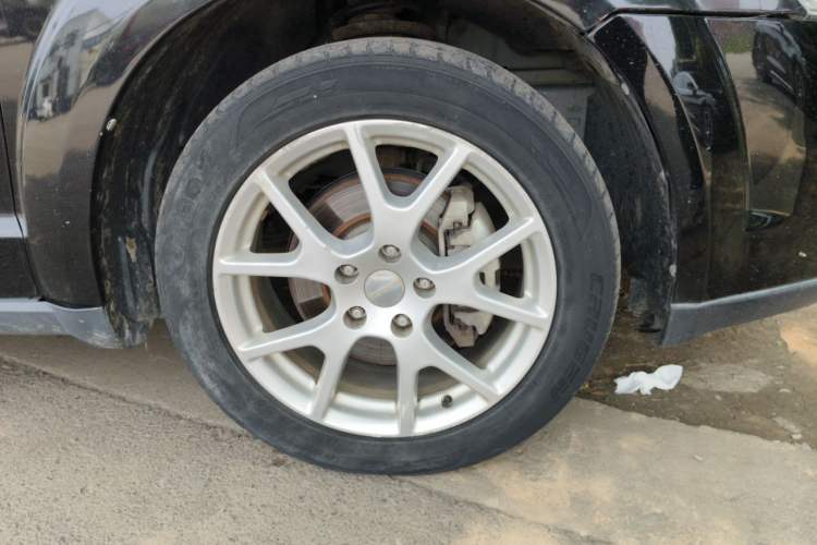 Used Dodge Journey 2013 2.4L Two-Wheel Drive Luxury Version Right Front Wheel Hub