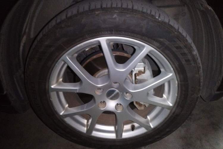 Used Dodge Journey 2013 2.4L Two-Wheel Drive Luxury Version Right Front Wheel Hub