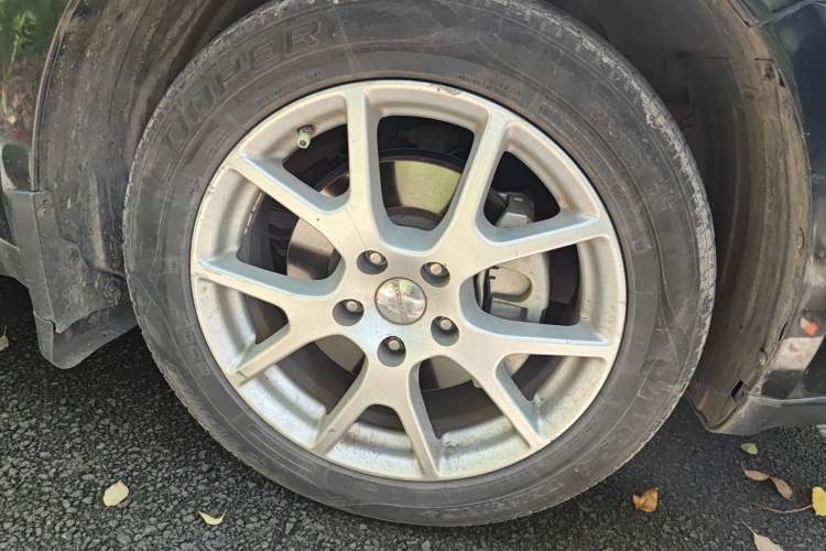 Used Dodge Journey 2013 2.4L Two-Wheel Drive Luxury Version Right Front Wheel Hub