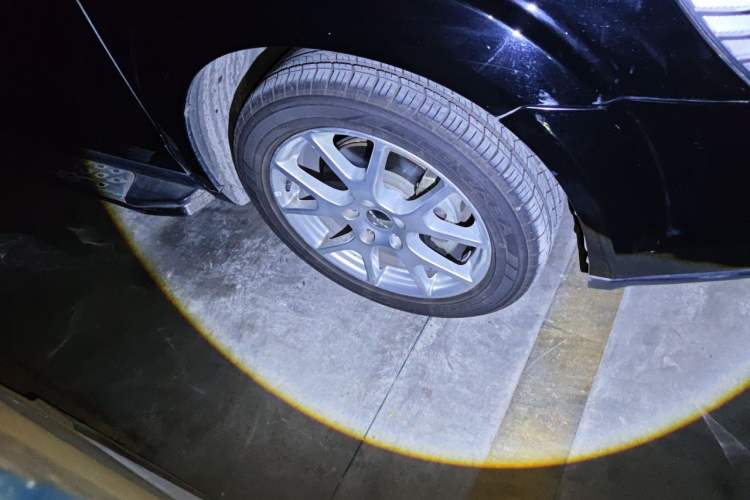 Used Dodge Journey 2013 2.4L Two-Wheel Drive Luxury Version Right Front Wheel Hub