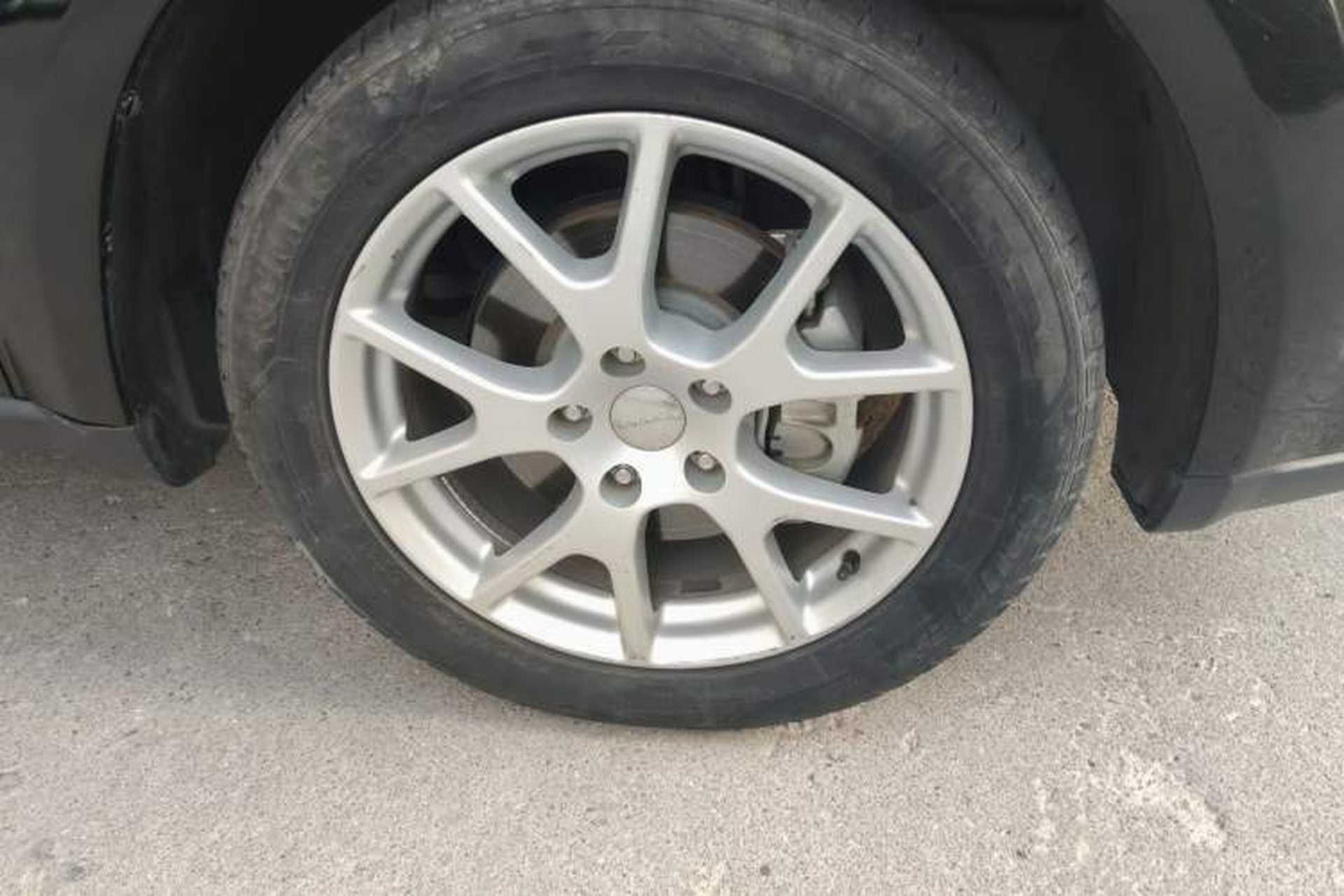 Used Dodge Journey 2013 2.4L Two-Wheel Drive Luxury Version Right Front Wheel Hub