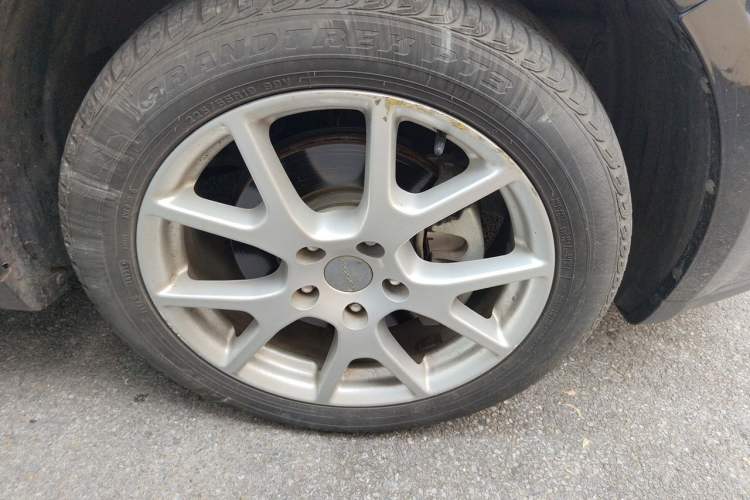 Used Dodge Journey 2013 2.4L Two-Wheel Drive Luxury Version Right Front Wheel Hub