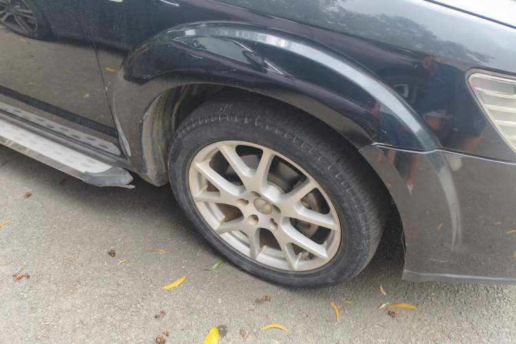 Used Dodge Journey 2013 2.4L Two-Wheel Drive Luxury Version Right Front Wheel Hub