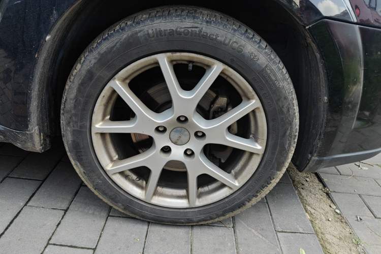 Used Dodge Journey 2013 2.4L Two-Wheel Drive Luxury Version Right Front Wheel Hub