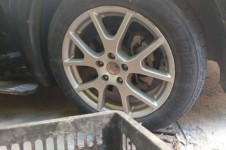 Used Dodge Journey 2013 2.4L Two-Wheel Drive Luxury Version Right Front Wheel Hub