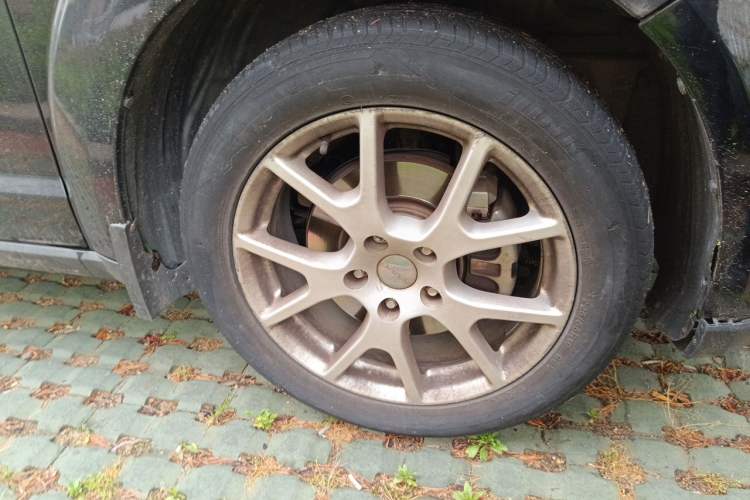 Used Dodge Journey 2013 2.4L Two-Wheel Drive Luxury Version Right Front Wheel Hub