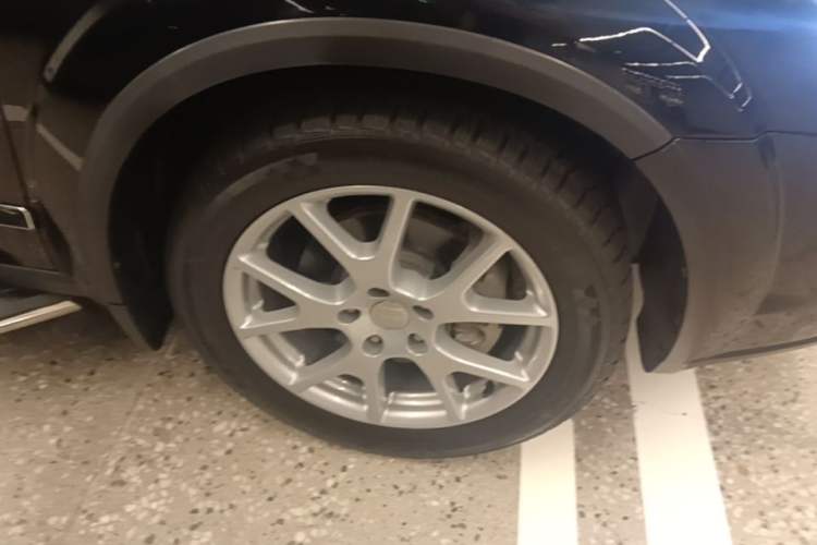 Used Dodge Journey 2013 2.4L Two-Wheel Drive Luxury Version Right Front Wheel Hub