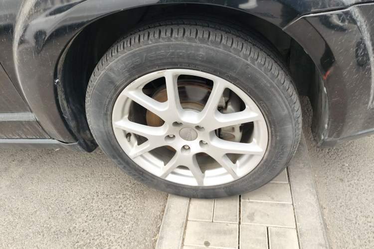 Used Dodge Journey 2013 2.4L Two-Wheel Drive Luxury Version Right Front Wheel Hub