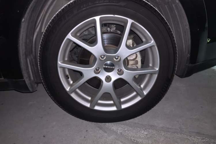 Used Dodge Journey 2013 2.4L Two-Wheel Drive Luxury Version Right Front Wheel Hub