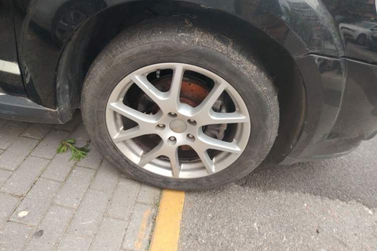 Used Dodge Journey 2013 2.4L Two-Wheel Drive Luxury Version Right Front Wheel Hub