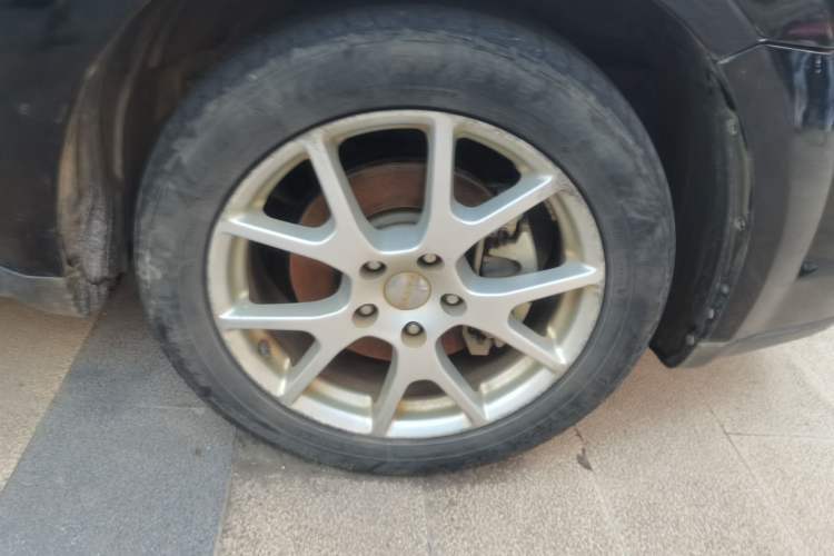 Used Dodge Journey 2013 2.4L Two-Wheel-Drive Smart Edition Right Front Wheel Hub