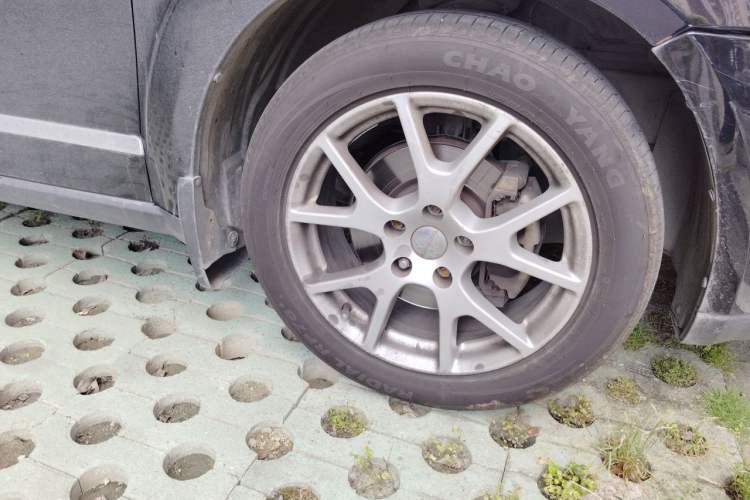 Used Dodge Journey 2013 2.4L Two-Wheel Drive Luxury Version Right Front Wheel Hub