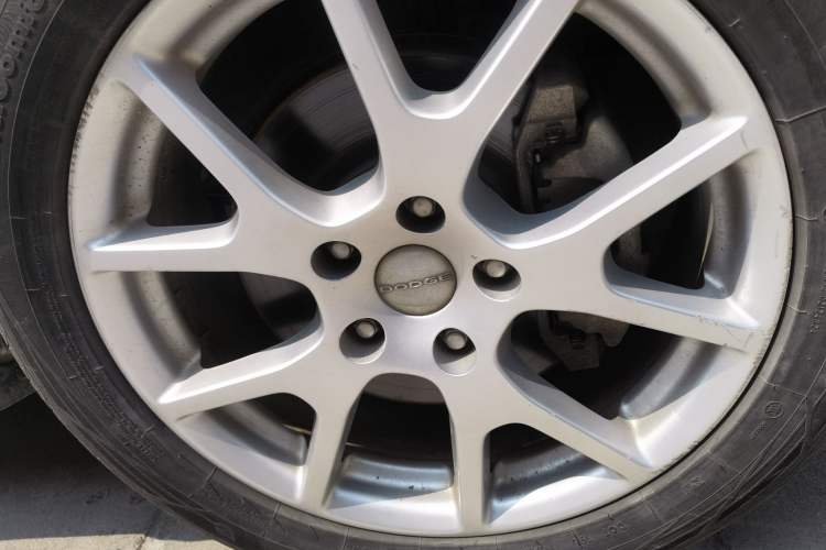 Used Dodge Journey 2013 2.4L Two-Wheel Drive Luxury Version Right Front Wheel Hub