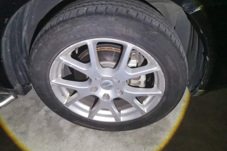 Used Dodge Journey 2013 2.4L Two-Wheel Drive Luxury Version Right Front Wheel Hub