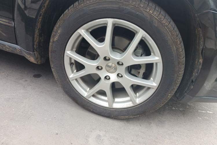 Used Dodge Journey 2013 2.4L Two-Wheel Drive Luxury Version Right Front Wheel Hub