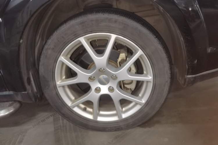 Used Dodge Journey 2013 2.4L Two-Wheel Drive Luxury Version Right Front Wheel Hub