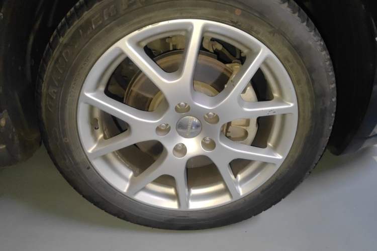 Used Dodge Journey 2013 2.4L Two-Wheel Drive Luxury Version Right Front Wheel Hub