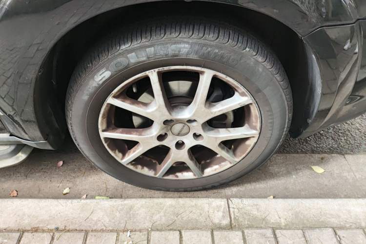 Used Dodge Journey 2013 2.4L Two-Wheel Drive Luxury Version Right Front Wheel Hub
