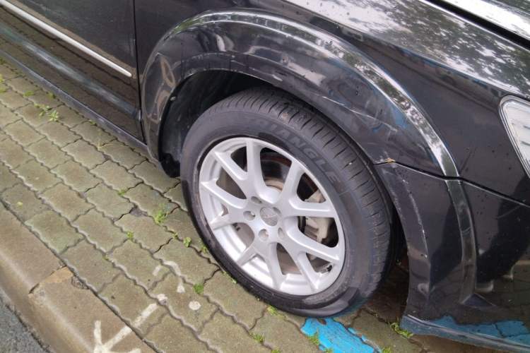 Used Dodge Journey 2013 2.4L Two-Wheel Drive Luxury Version Right Front Wheel Hub