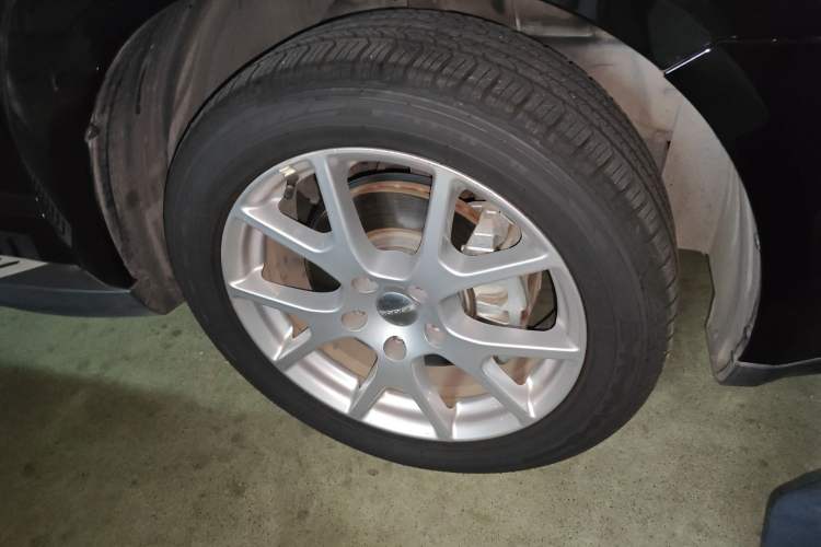 Used Dodge Journey 2013 2.4L Two-Wheel Drive Luxury Version Right Front Wheel Hub