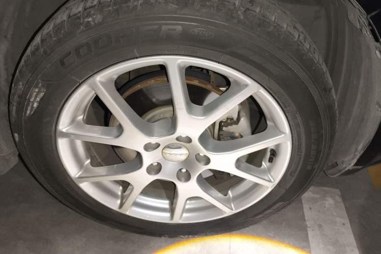 Used Dodge Journey 2013 2.4L Two-Wheel Drive Luxury Version Right Front Wheel Hub