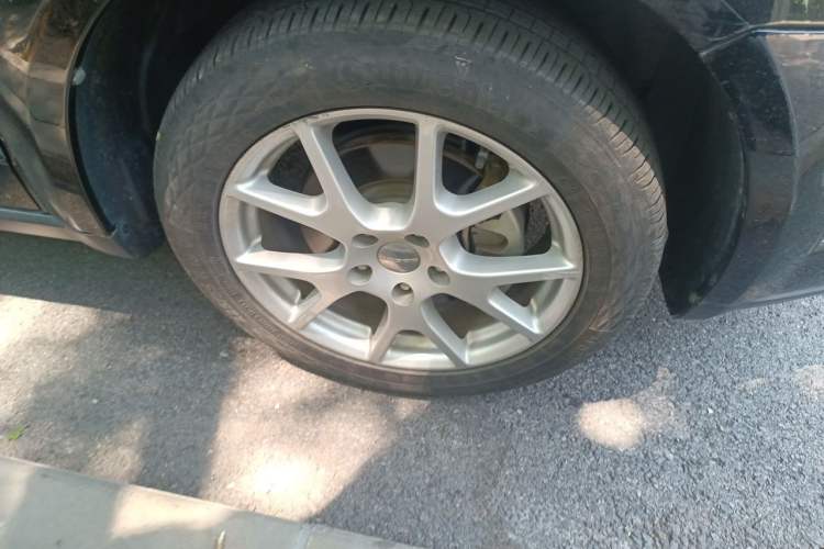 Used Dodge Journey 2013 2.4L Two-Wheel Drive Luxury Version Right Front Wheel Hub