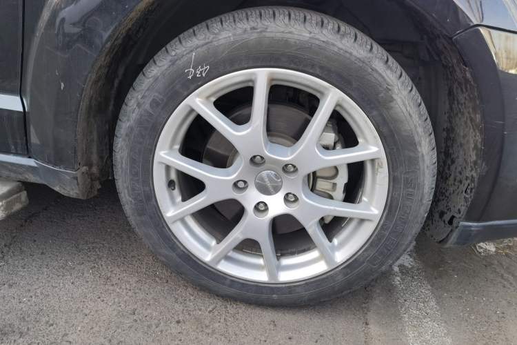 Used Dodge Journey 2013 2.4L Two-Wheel Drive Luxury Version Right Front Wheel Hub