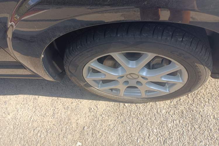 Used Dodge Journey 2013 2.4L Two-Wheel Drive Luxury Version Right Front Wheel Hub