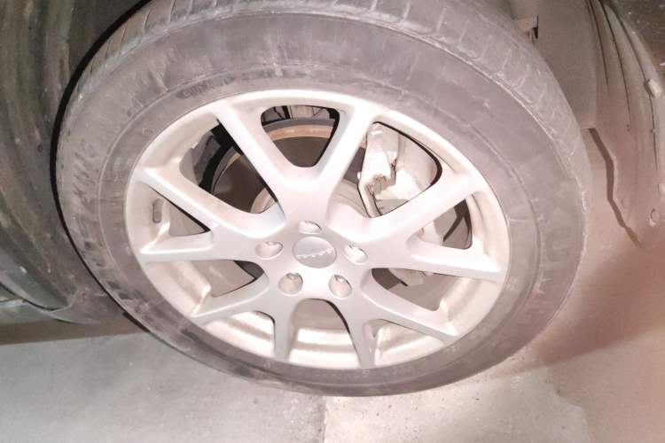 Used Dodge Journey 2013 2.4L Two-Wheel Drive Luxury Version Right Front Wheel Hub