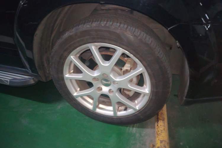 Used Dodge Journey 2013 2.4L Two-Wheel Drive Luxury Version Right Front Wheel Hub