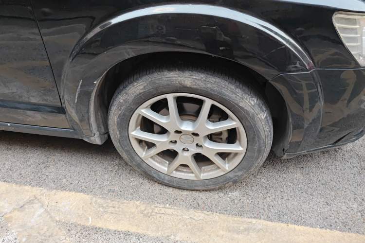Used Dodge Journey 2013 2.4L Two-Wheel Drive Luxury Version Right Front Wheel Hub