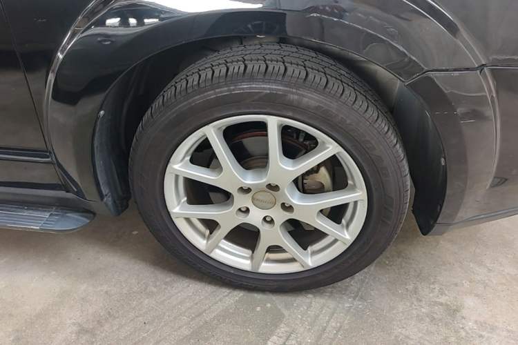 Used Dodge Journey 2013 2.4L Two-Wheel-Drive Smart Edition Right Front Wheel Hub