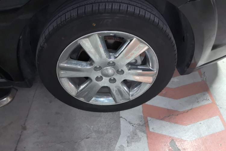 Used Dodge Journey 2013 2.4L Two-Wheel Drive Luxury Version Right Front Wheel Hub